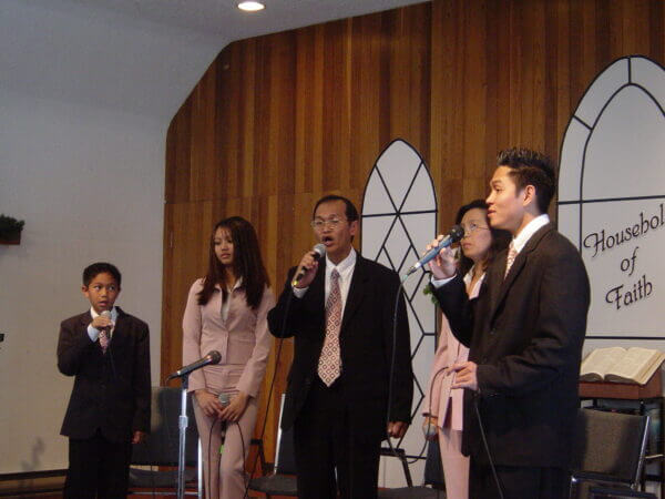 Sacay Family Concert with the members singing on stage